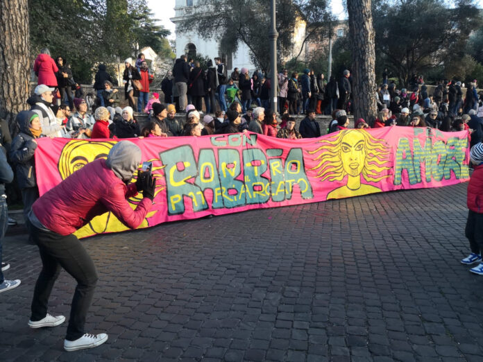 manifestazione con striscione con scritto ''rabbia''